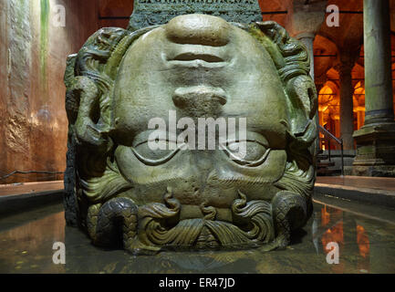 ISTANBUL, TURQUIE - le 16 juillet 2014 : bases de colonne Medusa dans la Citerne Basilique, Istanbul, Turquie. Yerebatan Saray est l'une des favorite Banque D'Images