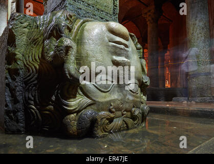 ISTANBUL, TURQUIE - le 16 juillet 2014 : bases de colonne Medusa dans la Citerne Basilique, Istanbul, Turquie. Yerebatan Saray est l'une des favorite Banque D'Images