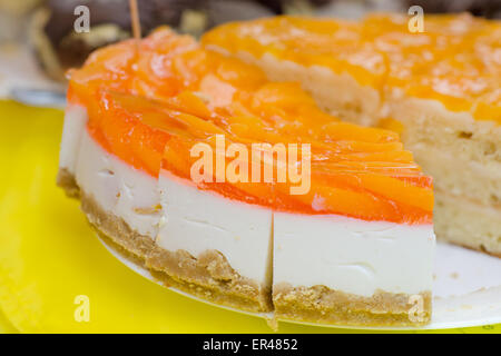 Jelly gâteau orange et blanc couper en triangles Banque D'Images