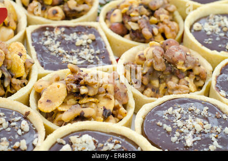Assortiment de tartelettes au chocolat et noix de ronde et carrée Banque D'Images