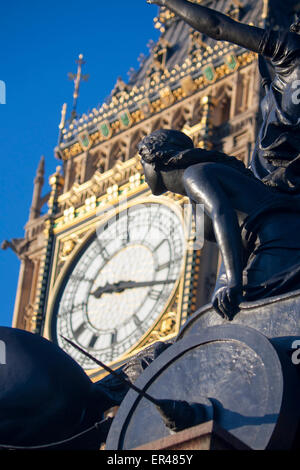 La figure de char sur Boadicea statue ensemble avec l'horloge de Big Ben Elizabeth Tower Houses of Parliament London England UK Banque D'Images