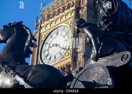 Big Ben et Boadicea char statue Chambres du Parlement Westminster London England UK Banque D'Images