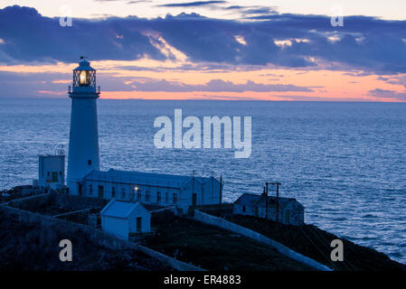 Phare de South Stack au coucher du soleil Ynys Lawd Île Sainte Anglesey au nord du Pays de Galles UK Banque D'Images