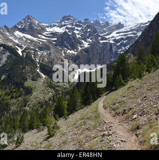 Sentier de randonnée au cirque de Gavarnie dans les Pyrénées Banque D'Images