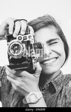 Adolescentes avec un vieux folding portrait. Banque D'Images