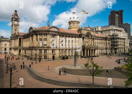 La chambre du conseil de ville de Birmingham avec Square Victoria dans le premier plan. Banque D'Images