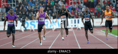 Ostrava, République tchèque. 26 mai, 2015. De gauche à droite, Isiah Young de USA, Richard Kilty d'Angleterre, le sprinter jamaïcain Asafa Powell et Charles Silmon de États-Unis au cours de la concurrence 100 mètres hommes événement à la réunion d'athlétisme Golden Spike, à Ostrava, en République tchèque, le mardi, 26 mai 2015. Asafa Powell a remporté l'épreuve en temps 10.04. Crédit : Petr Sznapka/CTK Photo/Alamy Live News Banque D'Images