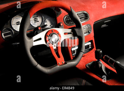 Voiture de sport à l'écoute. Intérieur en velours rouge de luxe Banque D'Images