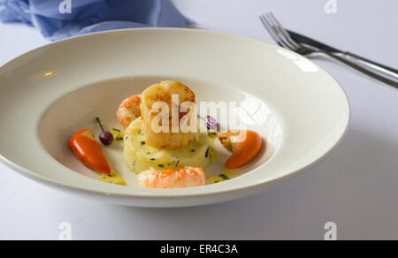 Les pétoncles et crevettes avec de la purée de pommes de terre Banque D'Images