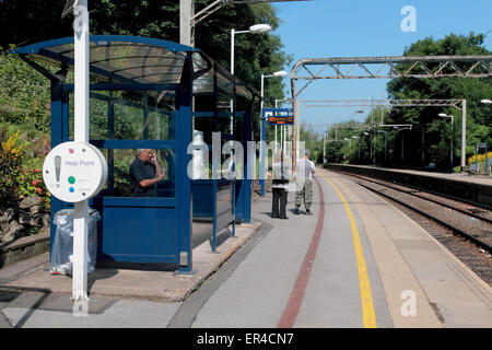 Les passagers en attente d'un train à la gare de Crewe à Kidsgrove près de Stoke on Trent, Staffordshire Banque D'Images