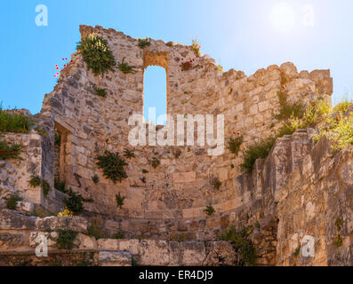 Mur de l'église byzantine de ruines près de St Anne Church et piscine de Béthesda à Jérusalem Banque D'Images