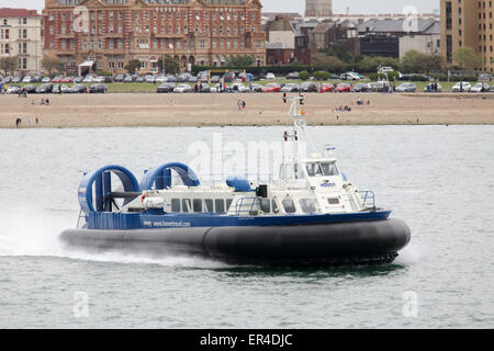 L'aéroglisseur 'Island Express' laissant sur son chemin vers Southsea Ryde sur l'île de Wight Banque D'Images