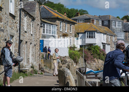 Mousehole, Cornwall, UK. 27 mai 2015. L'actrice de télévision Penelope Keith prend la deuxième série de villages 'Secret' sur une rive ensoleillée maison de vacances à Cornwall. Crédit : Simon Yates/Alamy Live News Banque D'Images