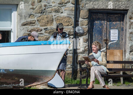 Mousehole, Cornwall, UK. 27 mai 2015. L'actrice de télévision Penelope Keith prend la deuxième série de villages 'Secret' sur une rive ensoleillée maison de vacances à Cornwall. Crédit : Simon Yates/Alamy Live News Banque D'Images