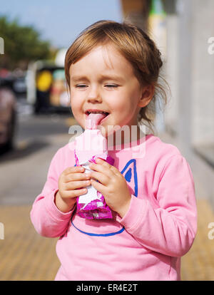 Fille léchant une glace Banque D'Images