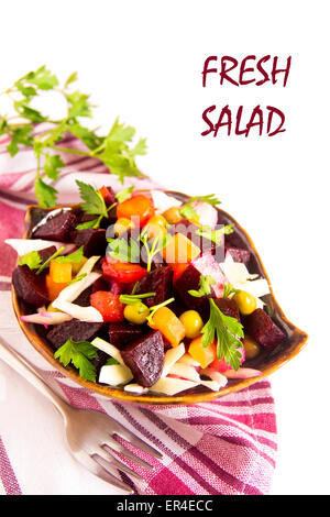 Salade de betteraves isolé sur fond blanc. De légumes salade de betterave (russe) avec la vinaigrette : betterave, carotte, pomme de terre, pois, Banque D'Images