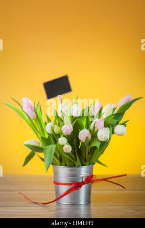 Tulipes dans un godet en une toile jaune Banque D'Images