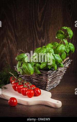 Tomates, Herbes et légumes dans un panier Banque D'Images