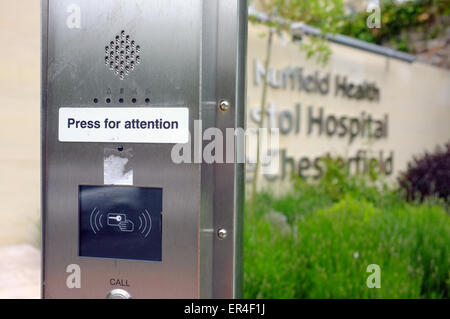 Un avertisseur de sécurité à l'entrée d'un hôpital privé à Bristol au Royaume-Uni. Banque D'Images