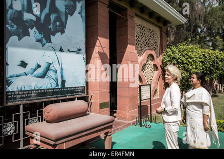 New Delhi, Inde. 27 mai, 2015. Le ministre allemand de la défense, Ursula von der Leyen (CDU) L, visite le Gandhi Smriti, un musée dédié à Mohandas Gandhi, à New Delhi, Inde, 27 mai 2015. Photo : Enrico Fabian/dpa/Alamy Live News Banque D'Images