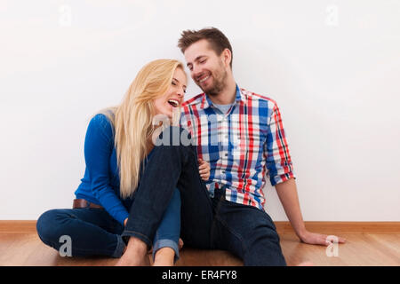 Jeune couple s'amusent ensemble à la maison Banque D'Images