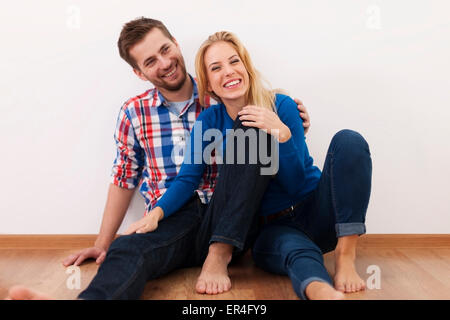 Jeune couple s'amusent ensemble à la maison Banque D'Images