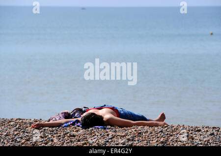 Brighton UK 27 mai 2015 - Le soleil profitant du beau temps chaud ce matin sur la plage de Brighton Banque D'Images