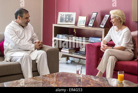 New Delhi, Inde. 27 mai, 2015. Le ministre allemand de la défense, Ursula von der Leyen (CDU) R, chef de l'opposition parler de Anand Sharma de l'ambassade allemande à résidence à New Delhi, Inde, 27 mai 2015. Photo : Enrico Fabian/dpa/Alamy Live News Banque D'Images