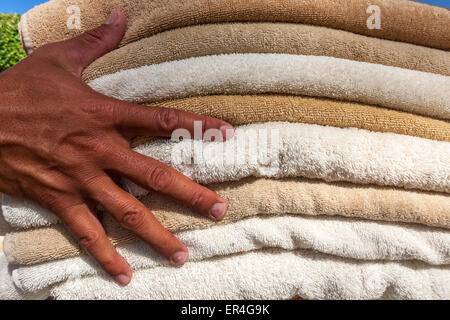 Pile de white et broun plush hotel serviettes Banque D'Images