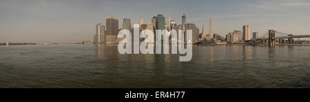 Vue panoramique de la ville de New York de Brooklyn Bridge Park dans l'East River en France Banque D'Images