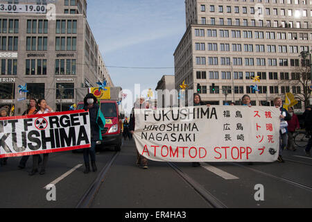 Démonstration : Kazaguruma rallye anti-nucléaire de Fukushima se souvenir de Berlin, Allemagne. Banque D'Images