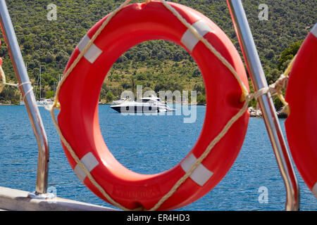 Anneau de sécurité d'une bouée à bord d'un bateau naviguant hors de Fethiye, Turquie Banque D'Images