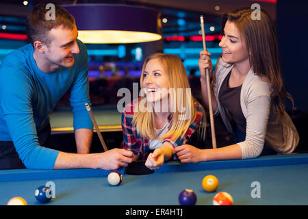 Amis à la table de billard Banque D'Images