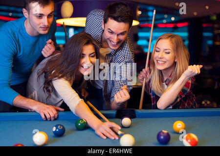 Amis au bar de la piscine Banque D'Images