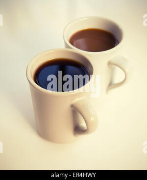 Deux tasses de café plein debout sur la table avec soft shadow, vintage photo stylisée avec filtre à effet de style ancien Banque D'Images