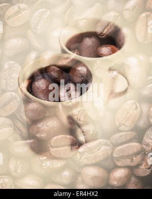 Deux tasses de café blanc sur les grains de café rouillé foncé texture. Double exposition photo avec style vintage photo effet filtre tonal Banque D'Images