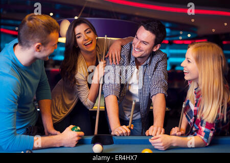 Les amis en jouant au billard dans un bar Banque D'Images