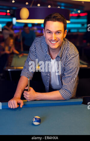 Les amis en jouant au billard dans un bar Banque D'Images