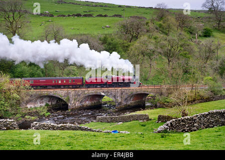 Régler, North Yorkshire, UK. 27 mai, 2015. Locomotive à vapeur "Galatée" transporte le Fellsman excursion vers le nord en direction de Carlisle, sur la célèbre ligne de Carlisle à régler au front du shérif, près de régler, North Yorkshire, UK Crédit : John Bentley/Alamy Live News Banque D'Images