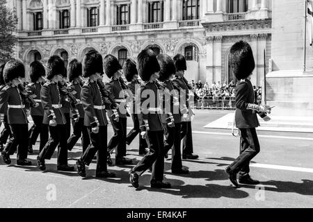 Les gardes de la Reine défilèrent devant le monument commémoratif de guerre de Cenotaph dans le cadre des célébrations du Ve Day de 70th, Londres, Angleterre Banque D'Images