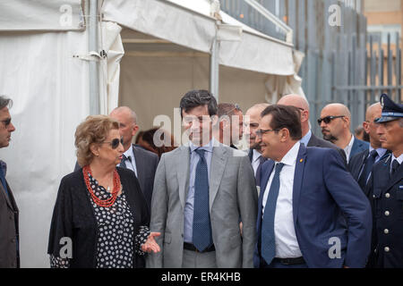 Palerme, Italie. 23 mai, 2015. Palermo est le 23e anniversaire du massacre de capaci. Andrea Orlando (centre), ministre de la justice, assiste à la commémoration en l'honneur du juge Giovanni Falcone, assassiné par la mafia en 1992. © Antonio Melita/Pacific Press/Alamy Live News Banque D'Images