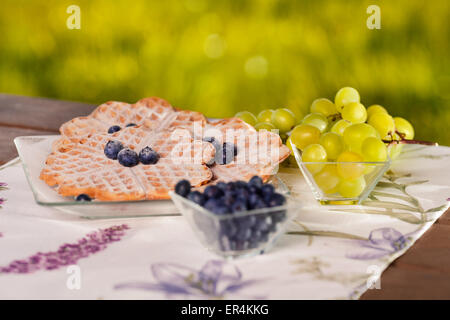 Close up de gaufres belges aux fruits à l'extérieur. Debica, Pologne Banque D'Images