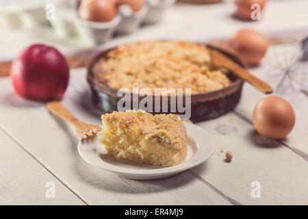 Apple pie douce sur un bureau en bois. Debica, Pologne Banque D'Images