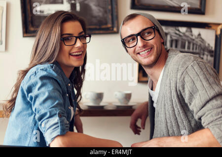 Rencontre jeunes amis au café. Cracovie, Pologne Banque D'Images