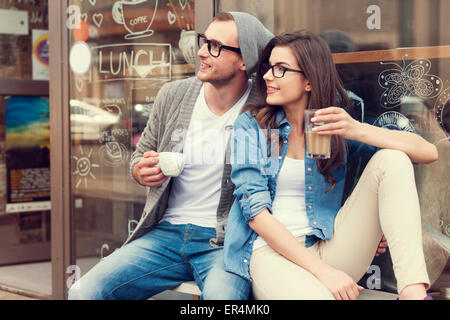 Portrait de couple élégant à l'extérieur du café. Cracovie, Pologne Banque D'Images