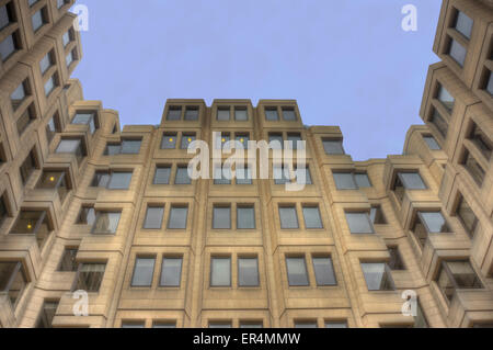 1970 Immeuble de bureaux. Fenêtres de bureau. Banque D'Images