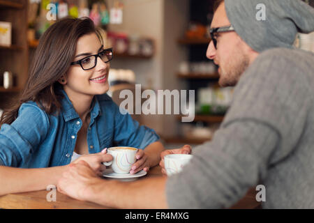 Couple aimant le date à café. Cracovie, Pologne Banque D'Images