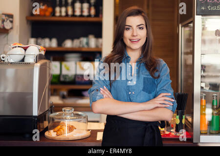 Portrait de friendly serveuse au travail. Cracovie, Pologne Banque D'Images