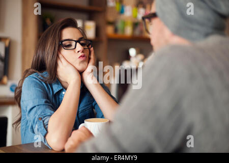 Loving woman blowing kisses à son petit ami au café. Cracovie, Pologne Banque D'Images
