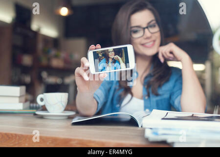 Attractive Woman taking self portrait par téléphone mobile. Cracovie, Pologne Banque D'Images